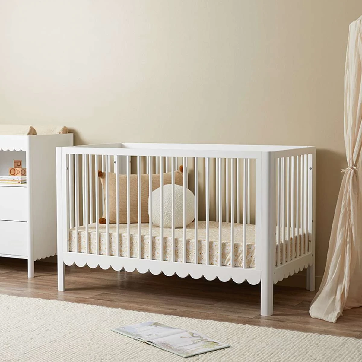 The Mocka Maisie Scalloped Cot in white
