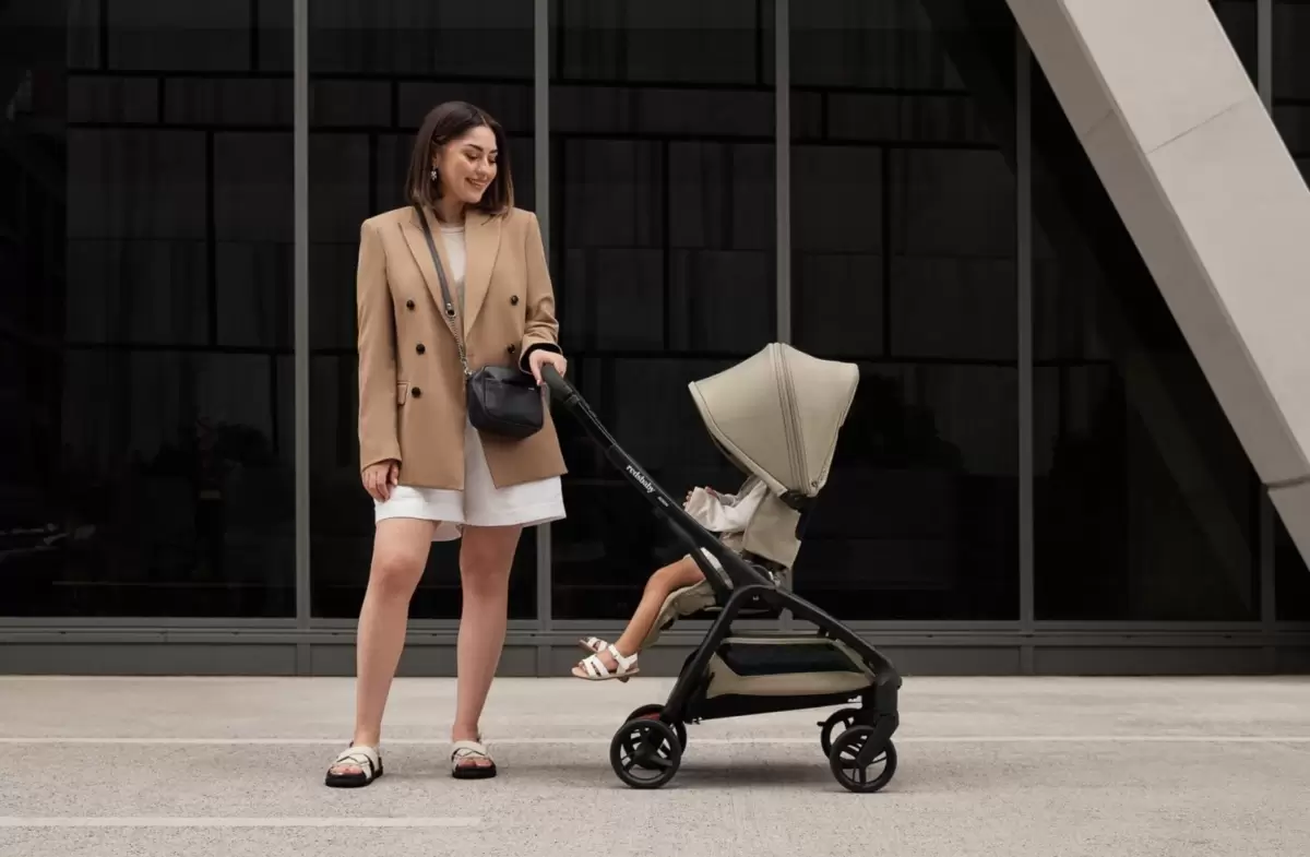 Redsbaby Aeron Pram Lifestyle Hero 01 Crop