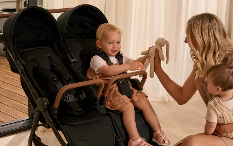 A mum with her two babies using the Babybee Luna2 double pram