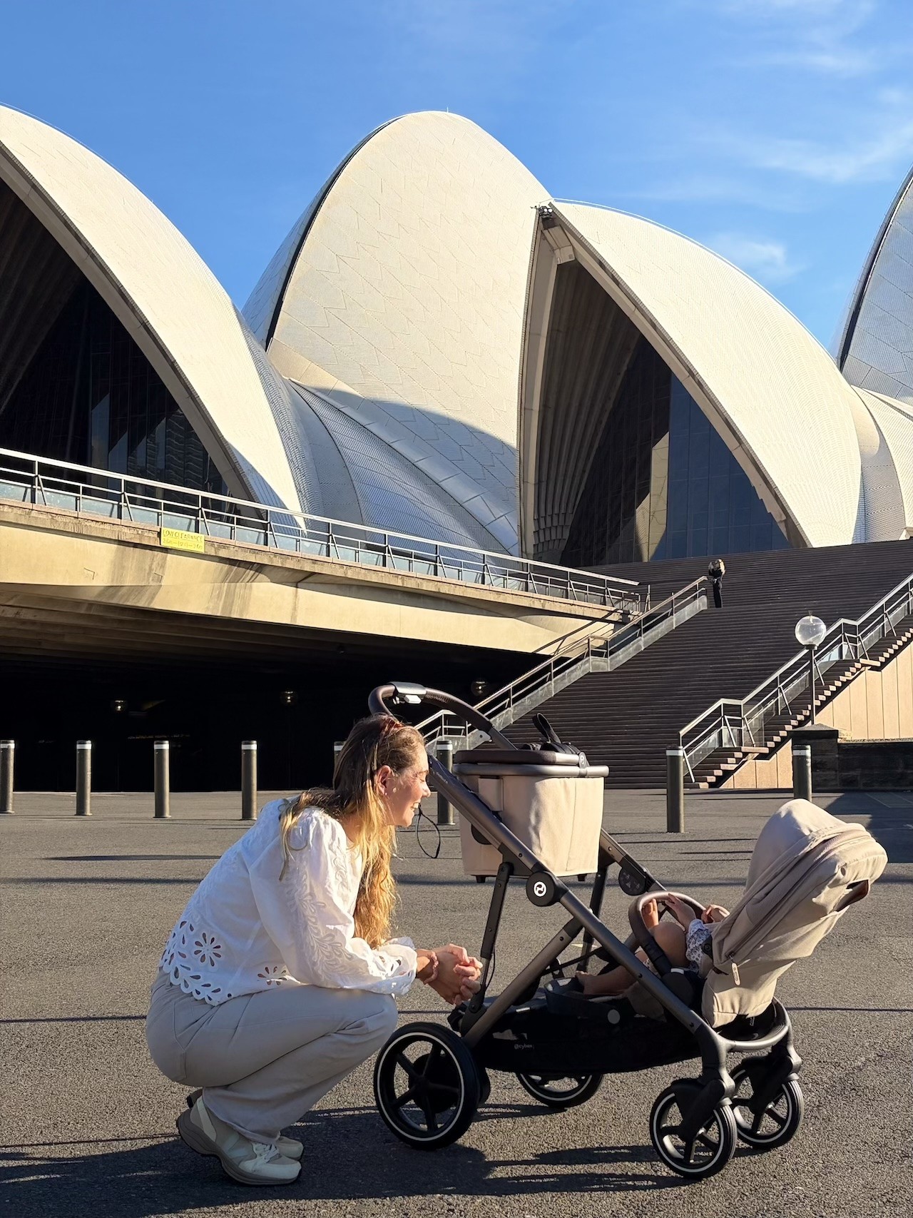 Australian mum with her child in the Cybex e-Gazelle S double pram