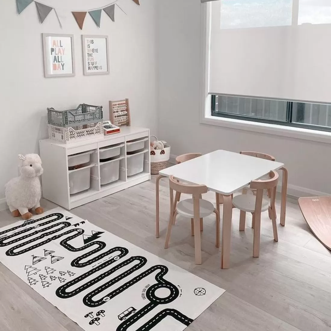 Hipkids Jensen Table 4 Chairs Set