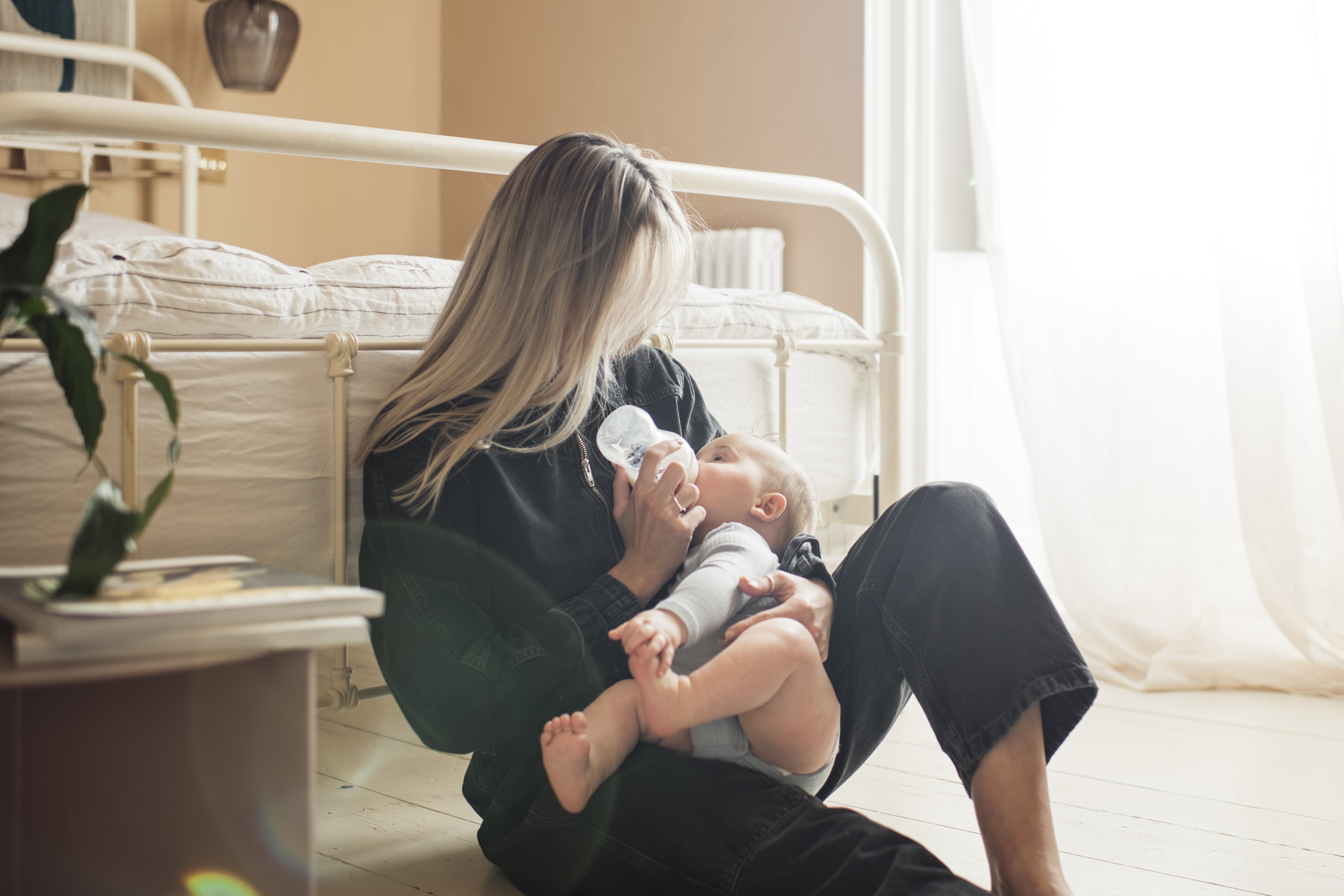 Mum feeding her baby using the Tommee Tippee Natural Start Bottle Model Lifestyle 521 best baby bottle.