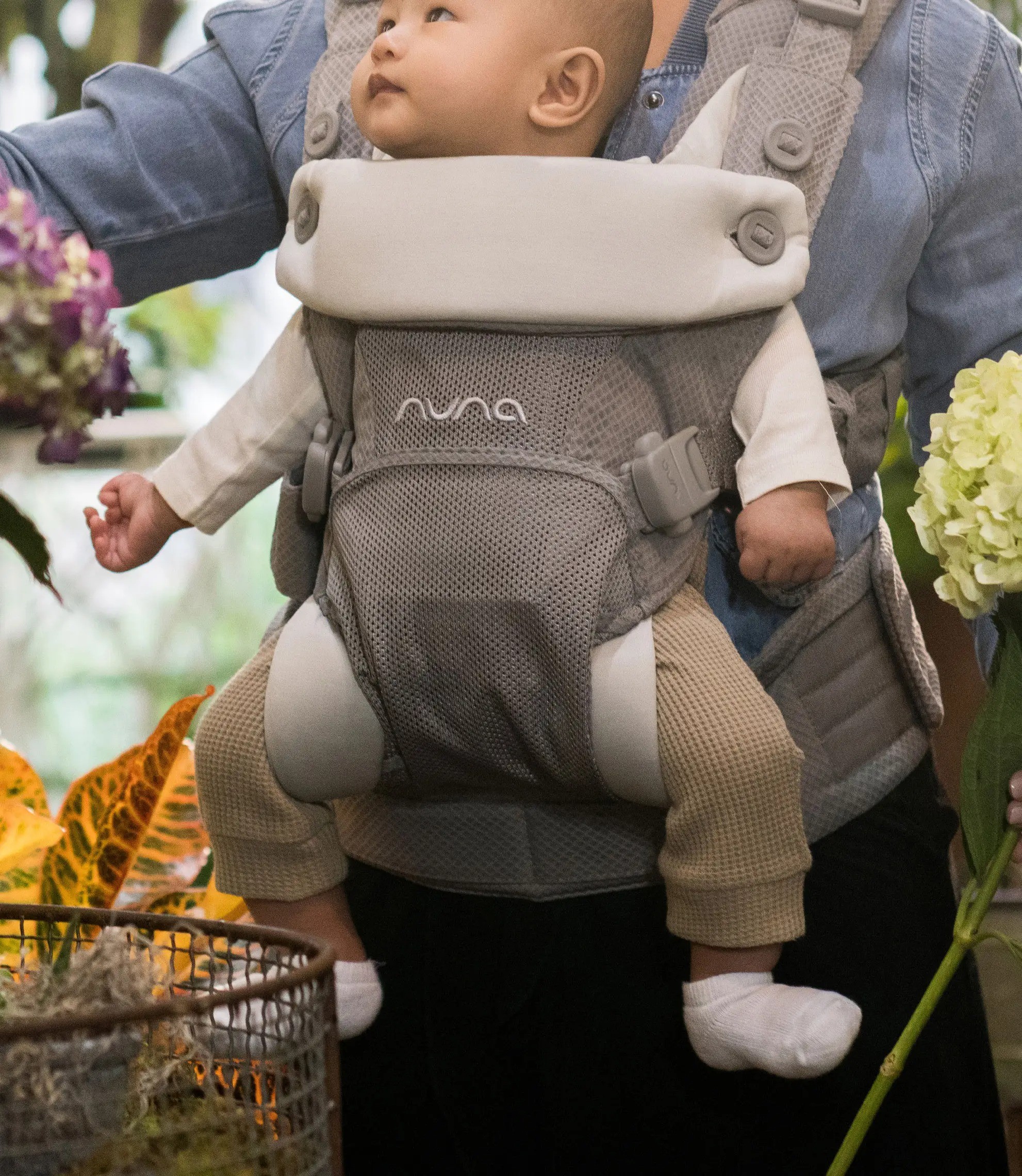 the Nuna Cudl Clik on a mum
