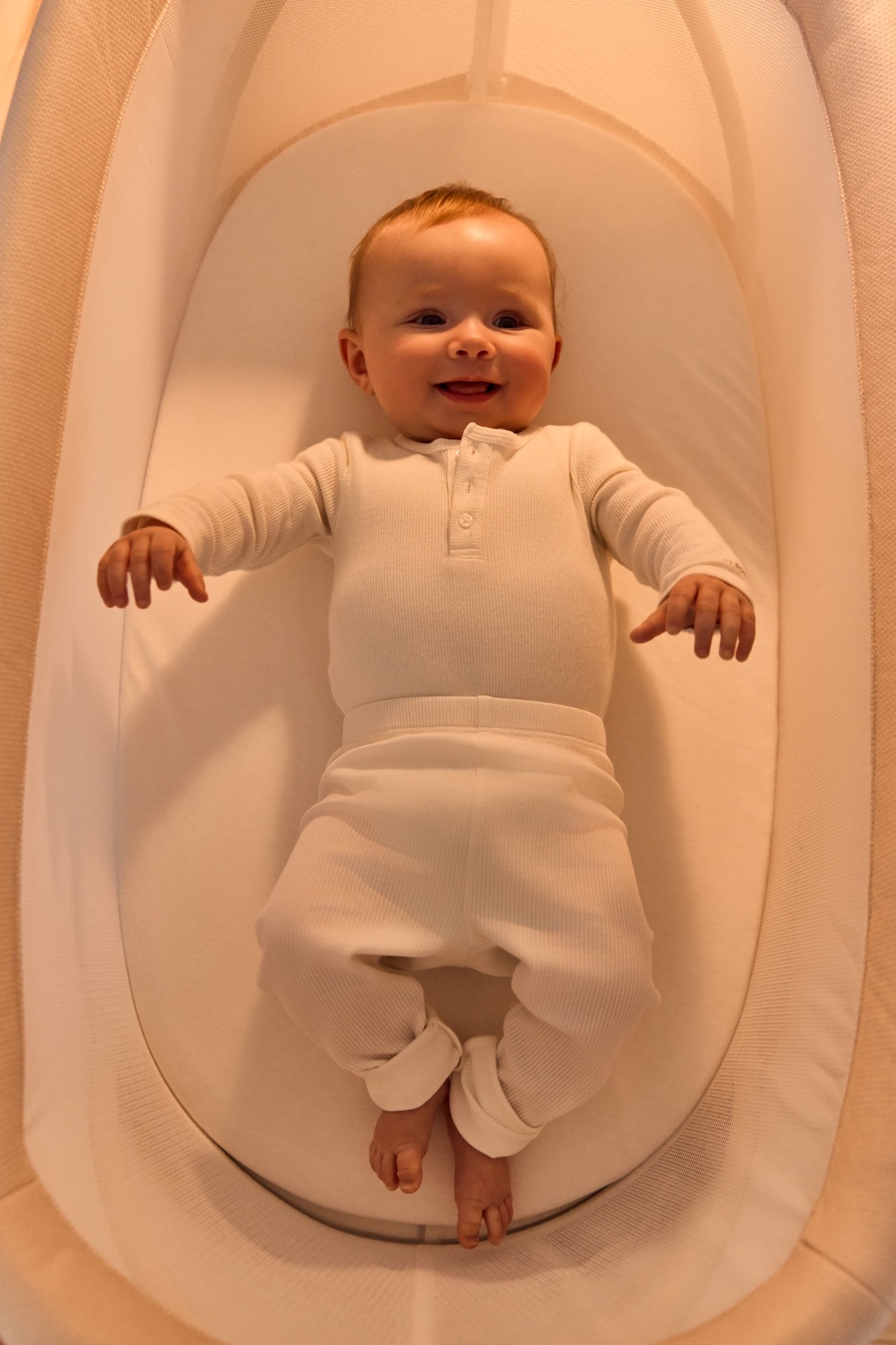 Redsbaby Kipp Smart Bassinet Lifestyle Hero 05