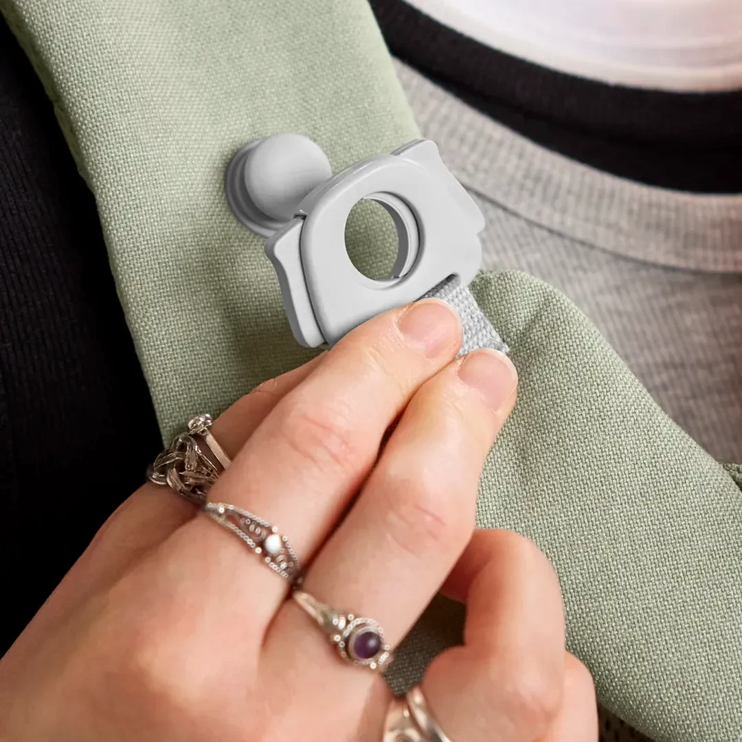 a look at the easy clips on the baby carrier hold
