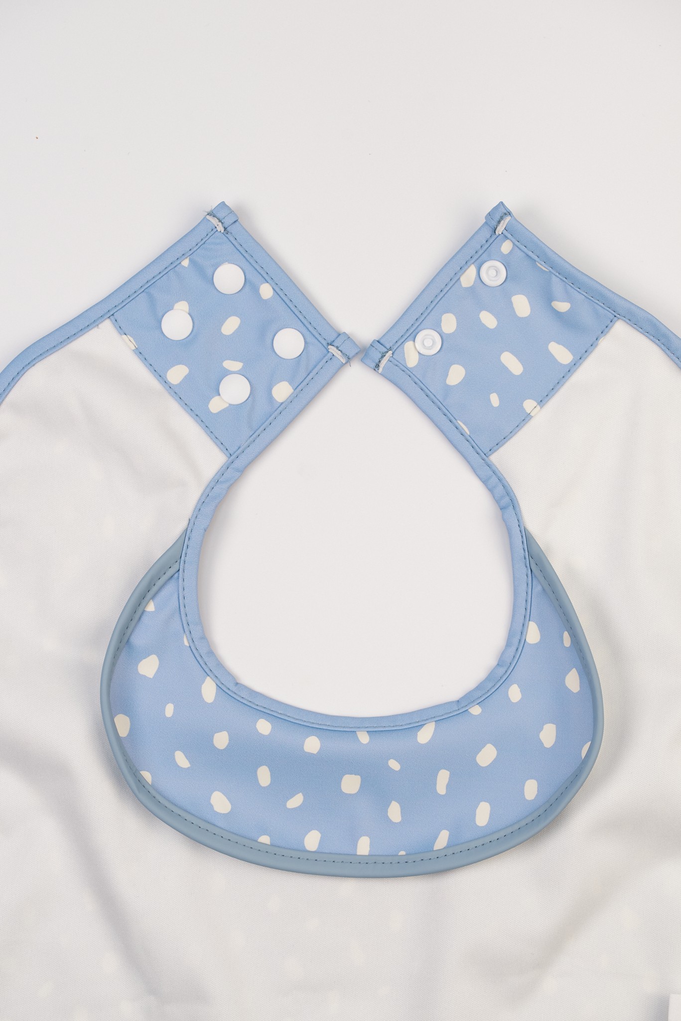 Jae and Bae Bib, an essential Best Feeding Essential for making mealtime cleaner and more enjoyable.