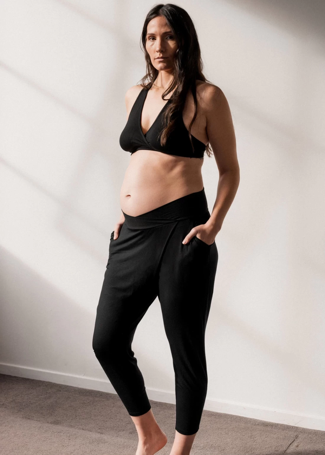 Pregnant mum wearing Úton set wear designed for comfort, style, and support during pregnancy.