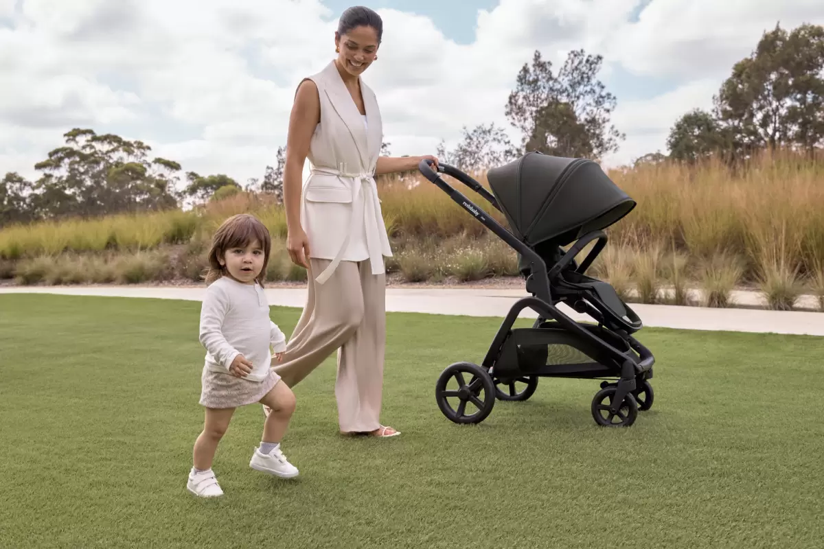 Redsbaby Onix Pram Lifestyle Hero 13