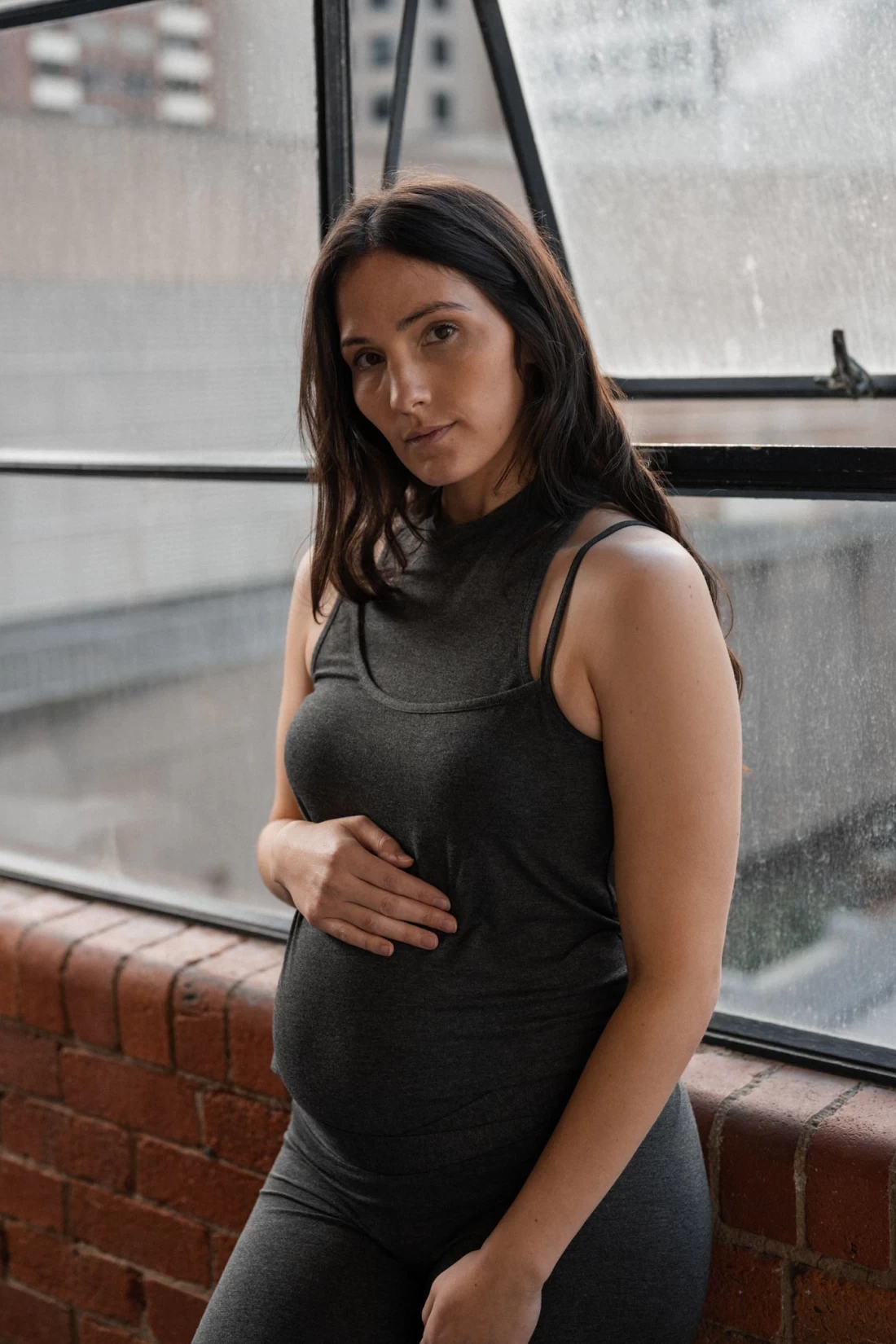 Pregnant woman in Uton best maternity activewear showcasing breathable and flexible fit.