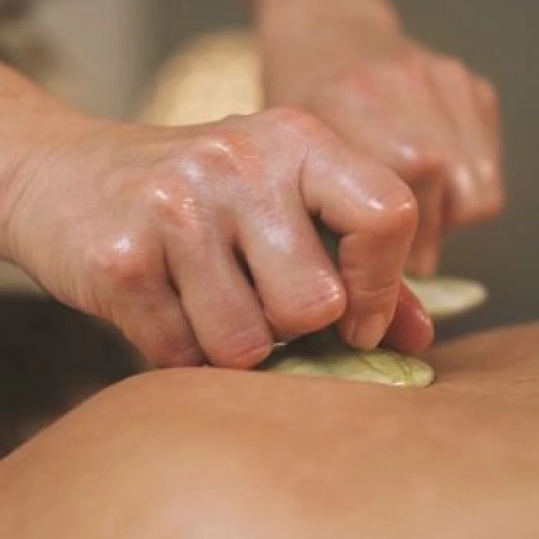Closer look at the Best Pregnancy Massage showing gentle therapist techniques for mums-to-be.