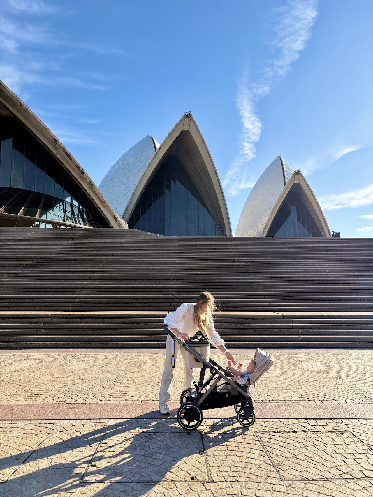 Mum with baby using the CYBEX e-Gazelle S pram